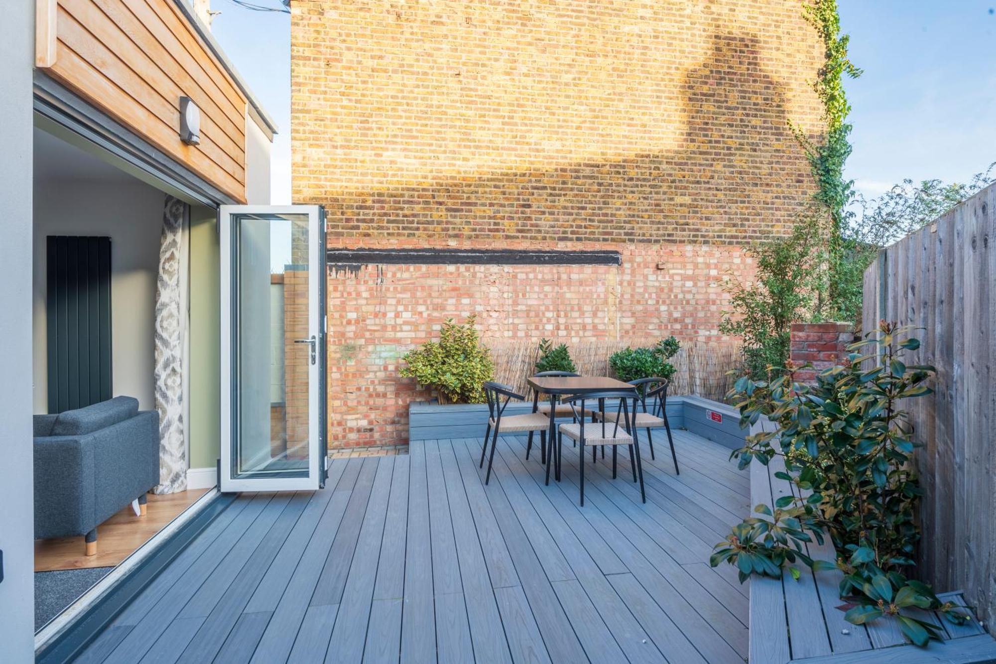 Stylish 2 Bed In East Ham, Close To Excel * Лондон
